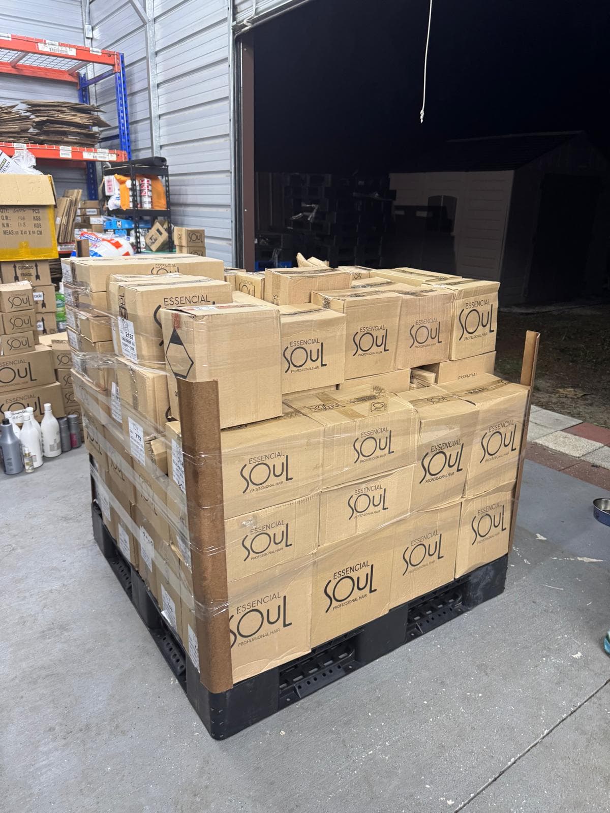 Stock de Essencial Soul en pallet en la bodega de Tampa